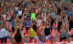 Du yoga en plein air à Times Square.