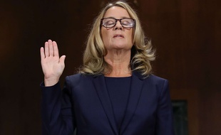 Christine Blasey Ford, qui accuse le juge Kavanaugh d'agression sexuelle, témoigne devant les sénateurs américains, le 27 septembre 2018.