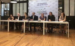 L'écologiste Antoine Maurice entouré des diverses sensibilités de sa liste Archipel citoyen.