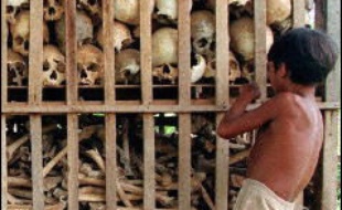 Le procès tant attendu de dirigeants khmers rouges accusés de génocide devrait commencer en 2007, ont indiqué jeudi les Nations unies, tandis que le vice-Premier ministre cambodgien Hor Namhong a exclu que les audiences provoquent des désordres dans le pays.