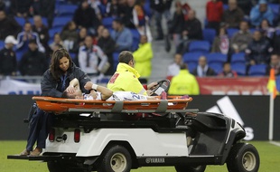 Mathieu Valbuena a été remplacé sur une civière ce samedi, seulement sept minutes après son entrée en jeu.