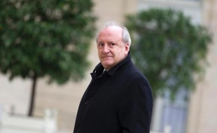 Faciliter l'obtention de visas par les hommes d'affaires africains, mobiliser la diaspora africaine,sécuriser l'investissement français: l'ex-ministre des Affaires étrangères Hubert Védrine a présenté mercredi des propositions pour faire face au recul de la France sur les marchés en pleine croissance de l'Afrique.