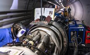 Travaux dans le tunnel du LHC, avril 2014.