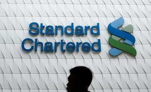 La banque britannique Standard Chartered a annoncé vendredi qu'elle allait supprimer jusqu'à un millier de postes de direction dans le cadre de sa restructuration sous la houlette de son nouveau directeur général, Bill Winters