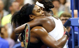 Srena Williams félicite sa soeur Venus après sa victoire à l'US Open le 9 septembre 2015.