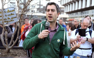 François Ruffin, le député de la France insoumise, défile et écoute les témoignages du quotidien des «gilets jaunes» durant l'acte 15, au Mans.