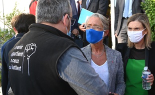 Elisabeth Borne, ministre du travail, et Agnès Pannier Runacher, ministre déléguée à l'industrie, discutent avec des employés et syndicats devant l'usine Bridgestone à Béthune, le 21 septembre 2020.