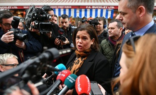 Mary Lou McDonald est la présidente du Sinn Fein, le parti pro-réunification de l'Irlande, qui pourrait créer la sensation lors les législatives.