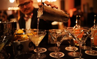 Illustration d'un barman servant des cocktails.