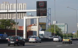 La voie réservée aux taxis et aux bus sur l'A1 (photographiée en 2009).