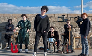 Ben Carolan, Conor Hamilton, Ferdia Walsh-Peelo, Karl Rice, Mark McKenna dans Sing Street de John Carney