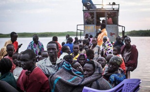 Des civils réfugiés sur un ferry dans le Soudan du Sud, le 9 janvier 2014