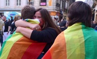 Le Parlement français a ouvert mardi le mariage civil et l'adoption aux couples homosexuels par un vote solennel des députés qui clôt des semaines de débats passionnés, faisant de la France le 14e pays au monde à reconnaître le mariage gay.