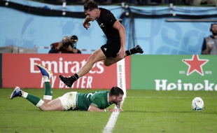Le All-Black George Bridge saute au-dessus de Robbie Henshaw après un essai manqué de l’Irlandais, en quart de finale de la Coupe du monde à Tokyo, le 19 octobre 2019.