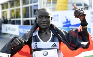 Le Kenyan Dennis Kimetto a établi un nouveau record du monde du marathon en 2h02'57'', dimanche 28 septembre 2014, à Berlin.