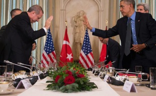 Le président américain Barack Obama (à droite) salue le président turc Recep Tayyip Erdogan à Paris le 1er décembre 2015