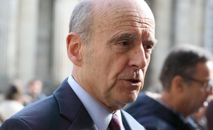 Alain Juppé lors du moment de recueillement organisé lundi en hommage aux victimes des attentats perpétrés à Paris.