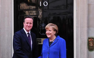Le Premier ministre britannique David Cameron accueille la chancelière allemande Angela Merkel au 10 Downing Street le 27 février 2014