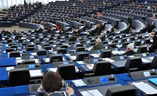 Le Parlement européen a adopté mercredi à une très large majorité de nouvelles règles pour réguler et encadrer les agences de notation, qui se verront imposer une plus grande transparence et pourront être tenues civilement responsables de leurs erreurs.