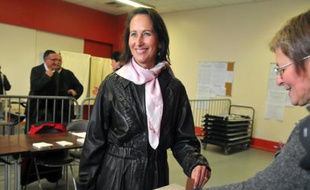 Ségolène Royal, présidente de la région Poitou-Charente, vote à Melle. Retrouvez toute l'actualité de ce premier tour des municipales dans notre live.