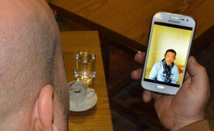 Un guide syrien montre la photo de Kenji Goto, l'un des deux japonais retenus en otage, le 21 janvier 2015.