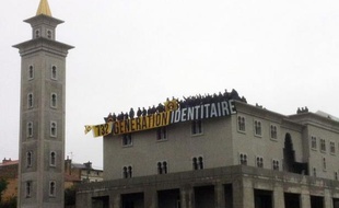 Quatre militants d'extrême droite étaient présentés lundi à un juge d'instruction pour avoir occupé le chantier de la future grande mosquée de Poitiers, alors que la présidente du FN, Marine Le Pen, a dit comprendre les préoccupations du groupuscule.