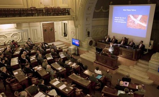 La présentation du coeur artificiel Carmat à l'Académie nationale de médecine de Paris le 11 mars 2014