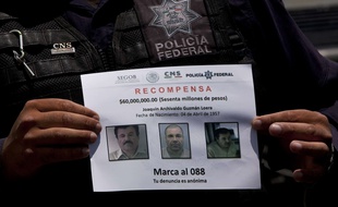 Un membre de la police fédérale mexicaine tient un avis de recherche de Joaquin Guzman, dit «El Chapo», le 16 juillet 2015.