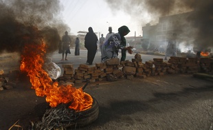 Les manifestants bloquent une rue à l'aide de briques et de pneus en feu, le 3 juin 2019 à Khartoum.