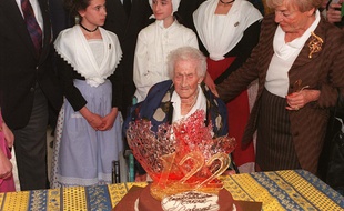 Jeanne Calment célèbre ses 122 ans le 21 février 1997.