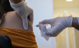 Une volontaire participe à la phase d'essai d'un vaccin contre la Covid-19 à l'hôpital das Clinicas (HC) de l'État de Sao Paulo, Brésil, le 21 juillet 2020.