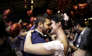 Parce qu'on n'est jamais à l'abri d'un incident, il est nécessaire d'assurer la location de sa salle de mariage.