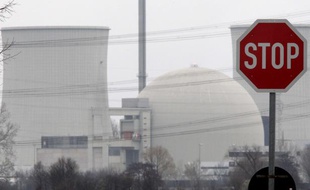 Un panneau stop devant une centrale nucléaire allemande.