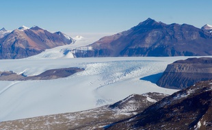 Un glacier situé à proximité de la base américaine McMurdo, en Antarctique.