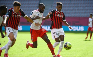 Les Niçois Flavius Daniliuc et Hicham Boudaoui face à Karl Toko Ekambi (OL), le dimanche 24 octobre 2021 à l'Allianz Riviera