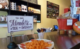 Le combat est presque désespéré : "Dans un mois, on n'en aura plus", soupire Jill Erber devant le comptoir de sa boutique de fromages, à Arlington, où trône une boule de mimolette. Mais l'action continue. "Il faut sauver la mimolette", dit l'affiche voisine.