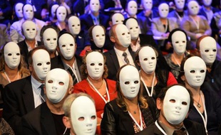 Les buralistes portent des masques le 6 novembre 2014 en signe de protestation lors de leur congrès national à Paris