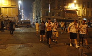 Des supporters anglais se protègent des gaz lacrymogènes sur le Vieux-Port, le 11 juin 2016.