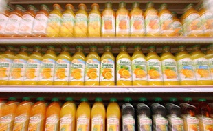 Les jus d'orange. Illustration des rayonnages et lineaires d'un supermarche. FRANCE -2005.