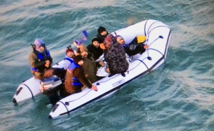 Illustration d'une traversée du détroit du Pas de Calais par des migrants.