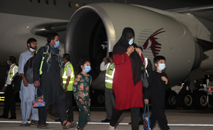 Les évacués d'Afghanistan arrivent à l'aéroport international Hamad de Doha, la capitale du Qatar, sur le premier vol transportant des étrangers hors de la capitale afghane depuis le retrait américain le mois dernier, le 9 septembre 2021.