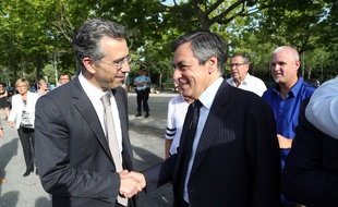 Dominique Reynié (à gauche), tête de liste LR pour les élections régionales en Languedoc-Roussillon/Midi-Pyrénées, au côté de François Fillon lors d'un meeting à Saint-Gély-du-Fesc (Hérault), le 25 juin 2015.