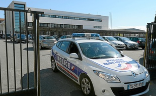 Un véhicule sort des locaux de la BAC Nord, en octobre 2012.