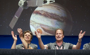 Scott Bolton et Rick Nybakken, responsables de la mission Juno au la mission au Jet Propulsion Laboratory de la Nasa à Pasadena en Californie.