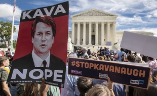 Des manifestants protestent à Washington contre la possible nomination du juge Brett Kavanaugh à la Cour Suprême alors qu'il est accusé d'agression sexuelle.