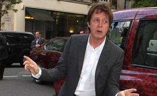 Paul Mc Cartney se laisse aller à quelque pas de danse sur un trottoir de Londres devant les studios de Radio 1. L'artiste s'entraîne pour refaire le clip d'I feel fine?