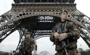 Des militaires déployés sous la Tour Eiffel dans le cadre du plan vigipirate le 7 janvier 2015 à Paris