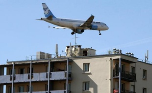 Un avion survole un immeuble d'habitation à Toulouse, le 2 octobre 2012