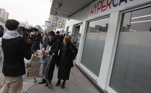 Un peu plus de deux mois après la prise d'otage, le 9 janvier dernier,l'Hypercasher de la Porte de Vincennes a rouvert ses portes ce dimanche matin.