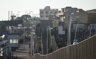 La frontière qui sépare le Maroc de l'enclave espagnole de Melilla, le 30 décembre 2014. Des centaines de migrants tentent chaque jour de passer la frontière pour se rendre sur le territoire espagnol.